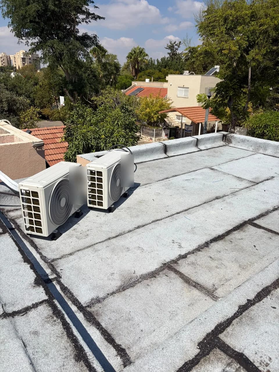 גג ממ"ד גמור אחרי איטום בבית פרטי במכבים רעות, עם שתי יחידות מיזוג על הגג