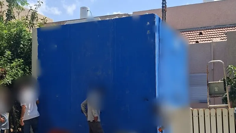 הצבת מעטפת ממ"ד במנוף בחצר של בית פרטי במכבים רעות, לפני יציקת הבטון באתר