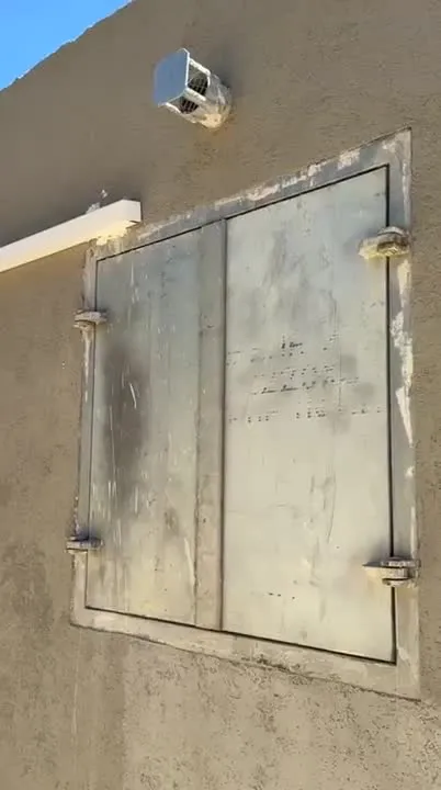 תקריב על תריס המיגון ויחידות המיזוג המותקנות בקיר החיצוני של הממ"ד, בית פרטי ברמת השרון