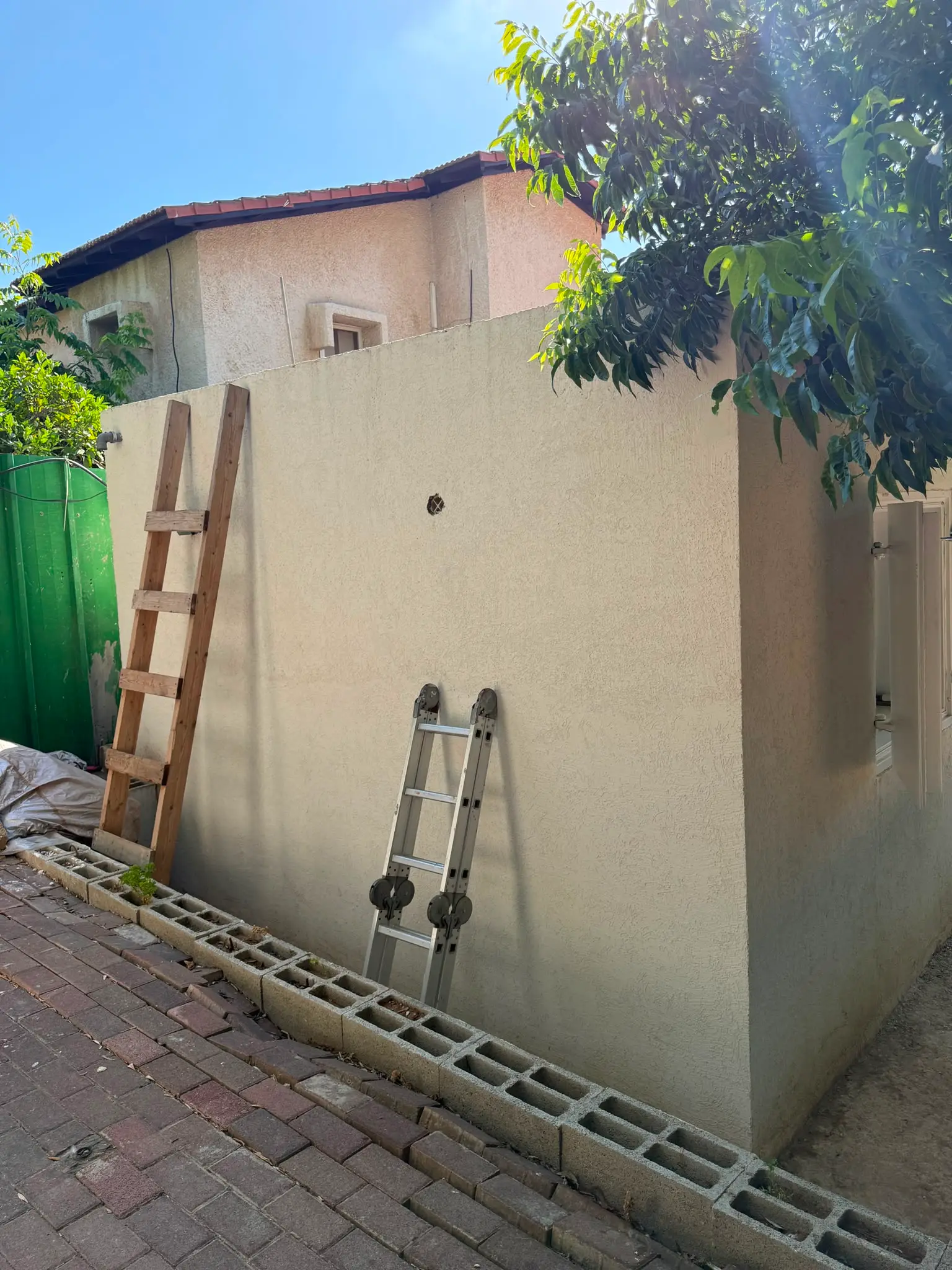 מבט נוסף על פינת הממ"ד הגמור בחצר בית פרטי ברמת רזיאל