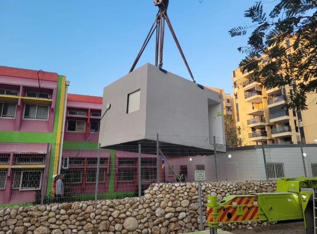 ממ"ד יביל תקני מורם בקרן הרמה מעל גן ילדים בתוך מתחם בית ספר, פתרון מהיר ותקני