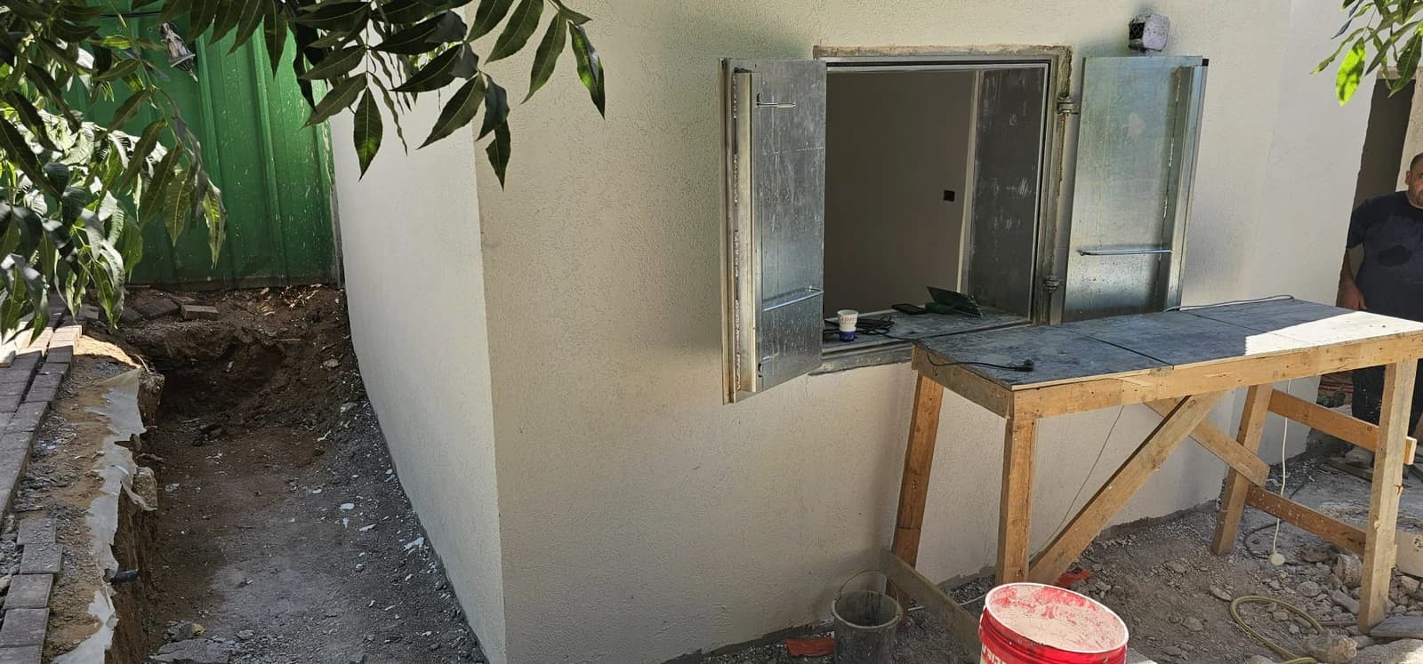 ממ"ד מוכן עם חלון הדף פתוח ותריס הגנתי, מבט חיצוני מהחצר