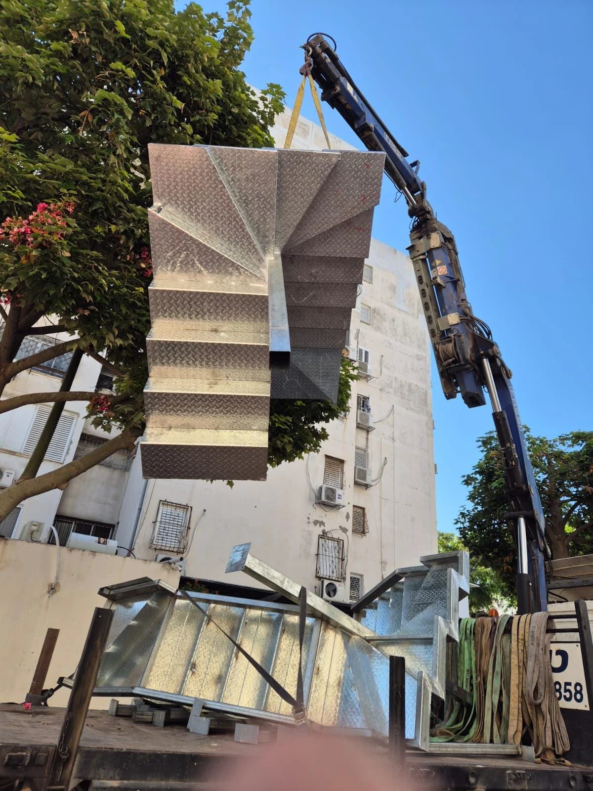 מנוף מרים גרם מדרגות מתכת טרומי להתקנה בבניין מגורים