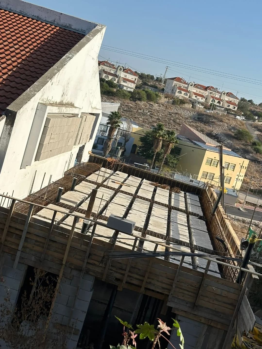 רשת ברזל זיון מוכנה ליציקת תקרת בטון מזוין בתוספת קומה, מבט מהצד