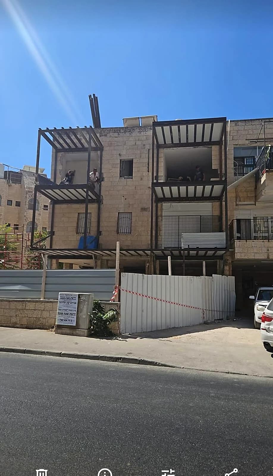 בניין דירות בירושלים עם תוספת ממ"דים ומרפסות במסגרת פלדה ירוקה לכל קומה, חיפוי אבן ירושלמית